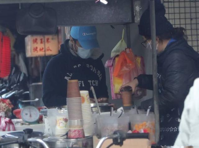 45岁冯德伦罕有现身菜市场帮舒淇跑腿,打扮随意男神气质全无