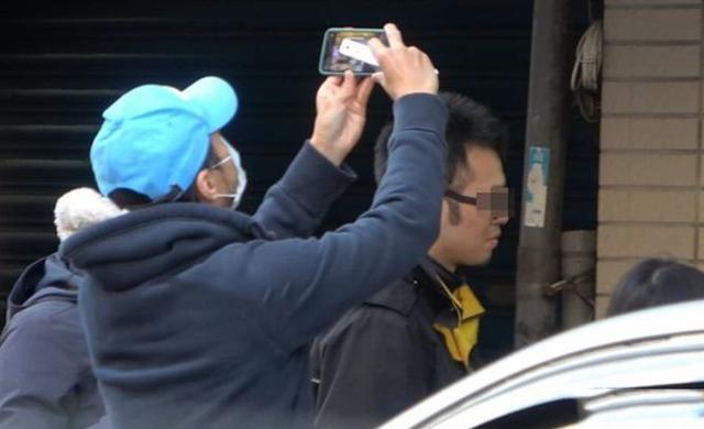 45岁冯德伦罕有现身菜市场帮舒淇跑腿,打扮随意男神气质全无