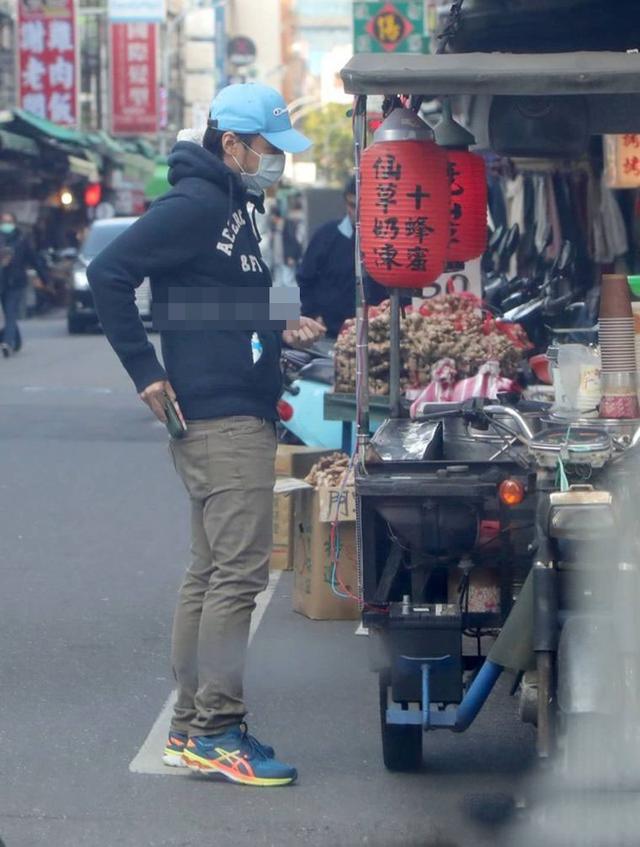 45岁冯德伦罕有现身菜市场帮舒淇跑腿,打扮随意男神气质全无