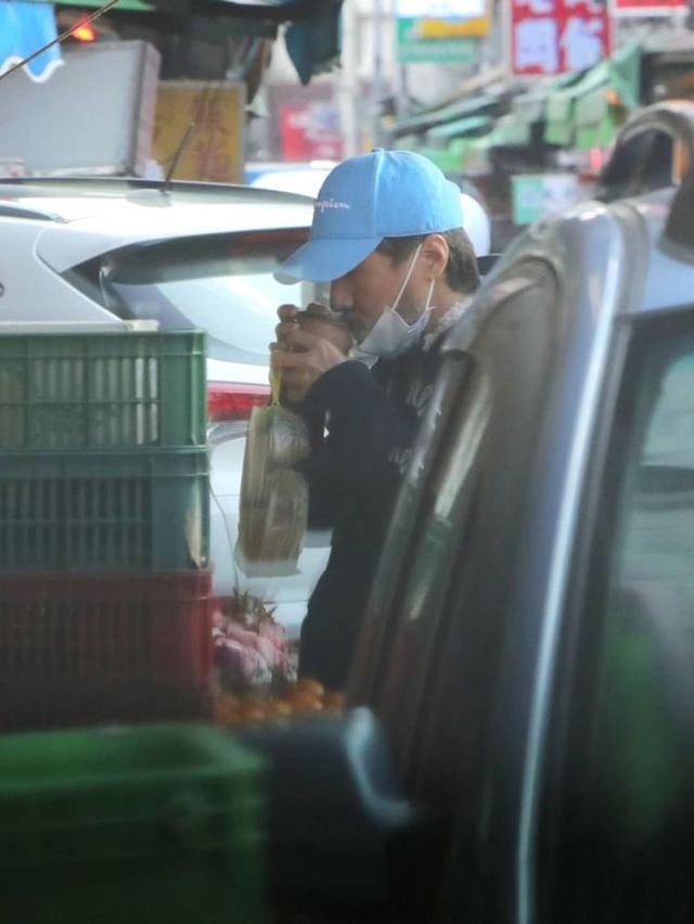 45岁冯德伦罕有现身菜市场帮舒淇跑腿,打扮随意男神气质全无