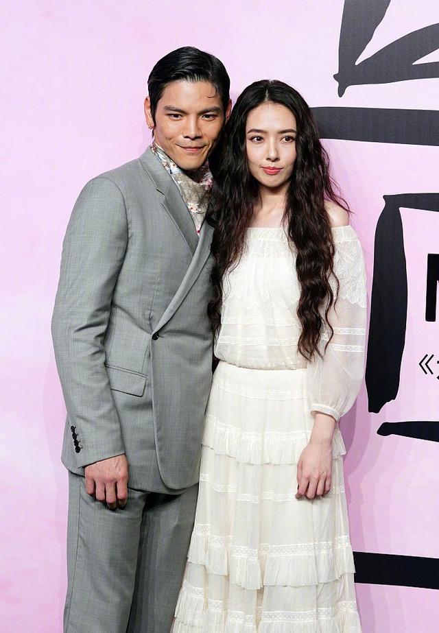 郭碧婷向佐云直播不忘穿情侣装,郭碧婷深情表白:转身就会想他