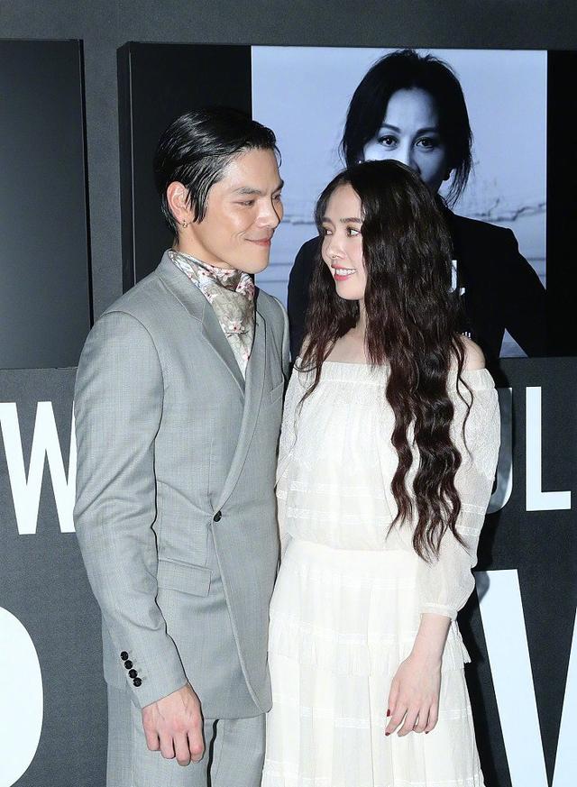 郭碧婷向佐云直播不忘穿情侣装,郭碧婷深情表白:转身就会想他