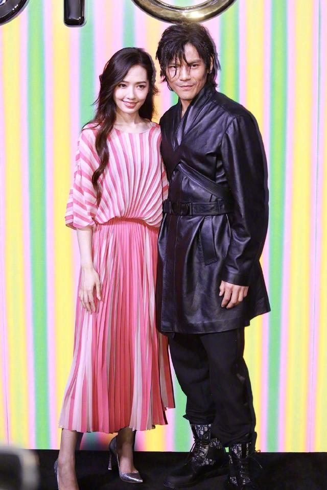 郭碧婷向佐云直播不忘穿情侣装,郭碧婷深情表白:转身就会想他
