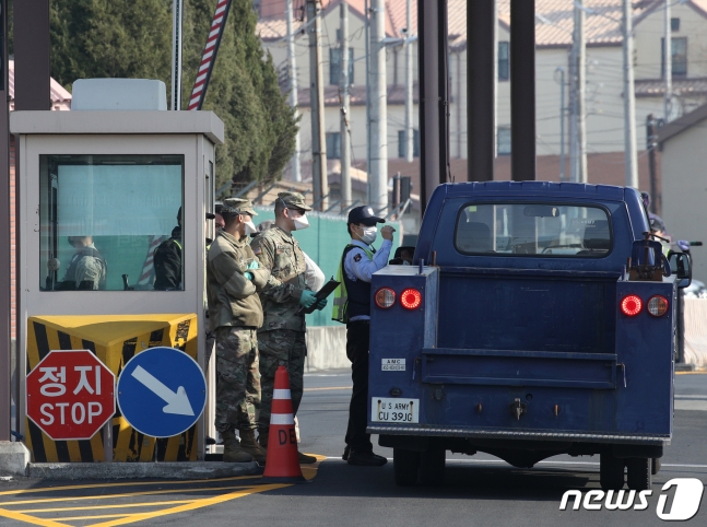 韩国大邱一处美军基地，军人戴口罩执勤（news 1）
