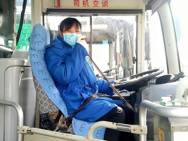 大妈的口罩突然掉地上,暖心一幕在太原公交上演