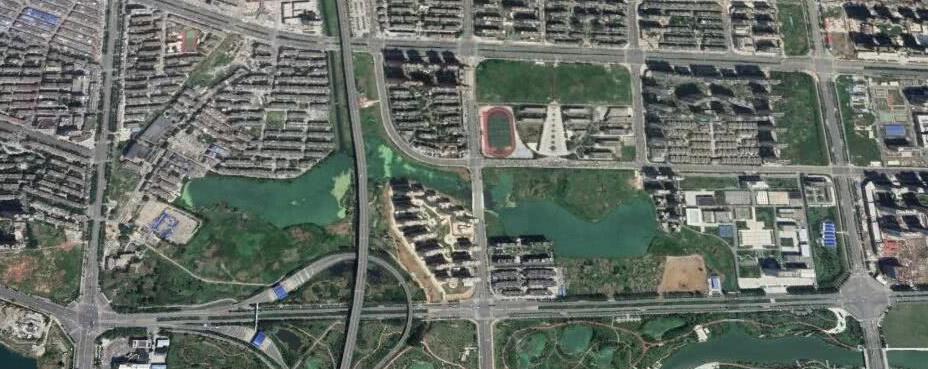 卫星上看安徽安庆：位于长江北岸，是国家历史文化名城