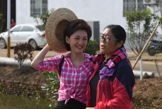 央视主持人海霞,回老家毫无架子,化身村姑:扭秧歌、下地干农活