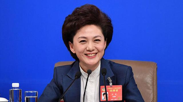 央视主持人海霞,回老家毫无架子,化身村姑:扭秧歌、下地干农活