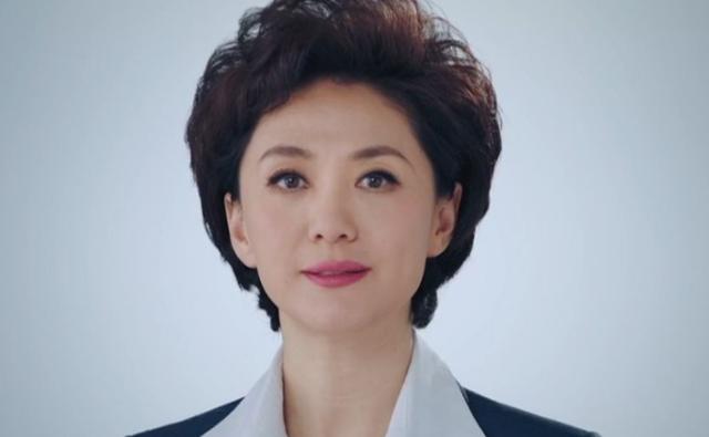 央视主持人海霞,回老家毫无架子,化身村姑:扭秧歌、下地干农活
