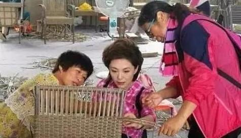 央视主持人海霞,回老家毫无架子,化身村姑:扭秧歌、下地干农活