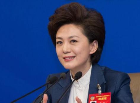央视主持人海霞,回老家毫无架子,化身村姑:扭秧歌、下地干农活