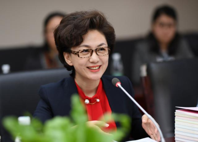 央视主持人海霞,回老家毫无架子,化身村姑:扭秧歌、下地干农活