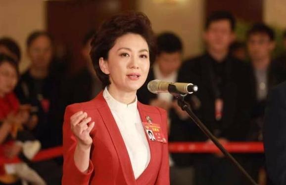 央视主持人海霞,回老家毫无架子,化身村姑:扭秧歌、下地干农活