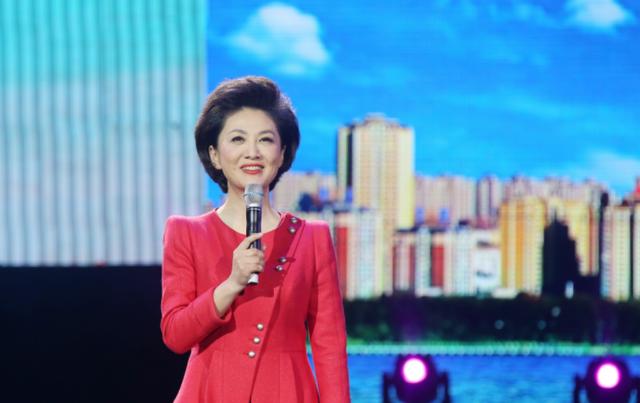 央视主持人海霞,回老家毫无架子,化身村姑:扭秧歌、下地干农活