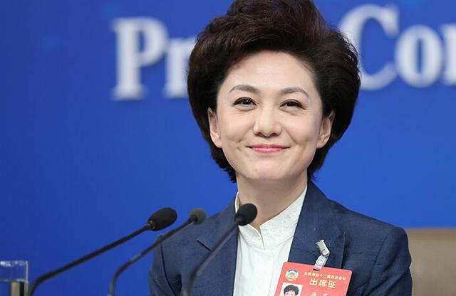 央视主持人海霞,回老家毫无架子,化身村姑:扭秧歌、下地干农活