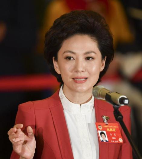 央视主持人海霞,回老家毫无架子,化身村姑:扭秧歌、下地干农活