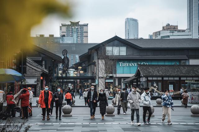 成都开始复工了，街上地铁的人逐渐多了起来