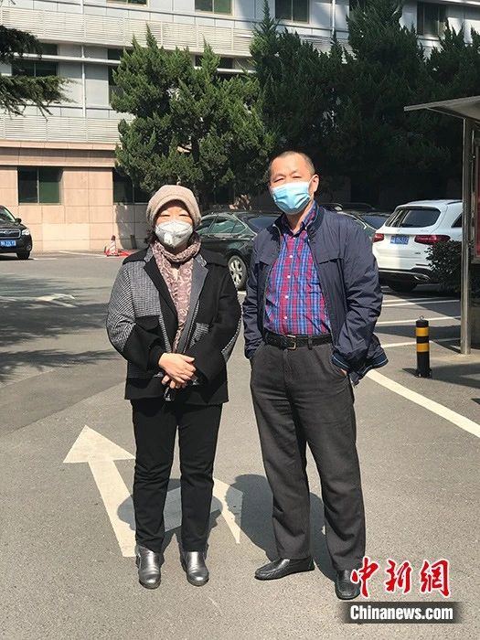 “武汉日记”的作者、著名作家方方(左)2月22日在武汉接受中新社记者独家采访。中新社记者全安华摄