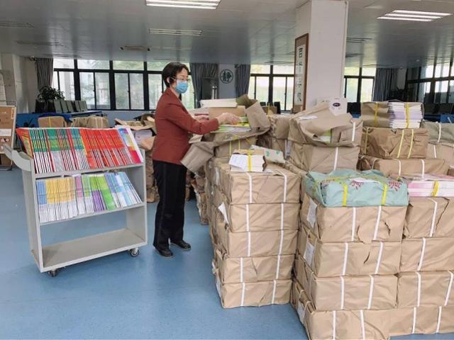 独守校园为空中课堂提供全部资料!深大附中老师说备课离不开她