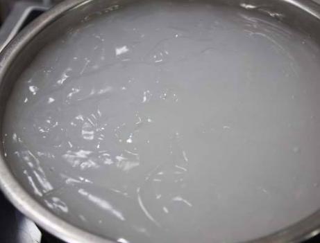 想吃凉粉不用出门,1碗淀粉6碗水在家做,清凉爽口还弹牙,特实用
