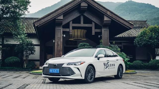 想要B级混动轿车,日系亚洲龙还是德系迈腾GTE?看完你就明白