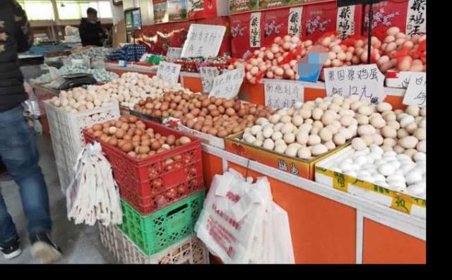 实拍北京市场鸡蛋价格下跌，比菜便宜，为何如此？