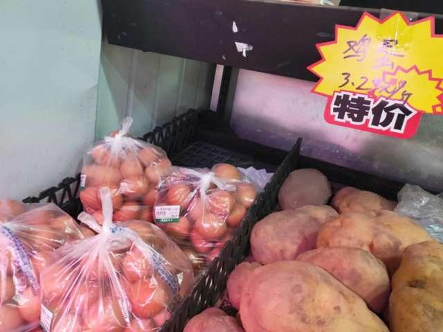 实拍北京市场鸡蛋价格下跌，比菜便宜，为何如此？