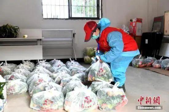 武汉市某社区工作人员为居民配送物资