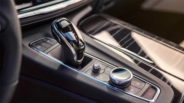 这才叫美式豪车,全新一代2021款凯雷德,网友表示:车大,像船