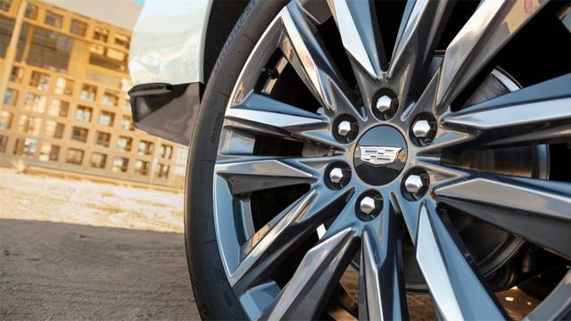 这才叫美式豪车,全新一代2021款凯雷德,网友表示:车大,像船
