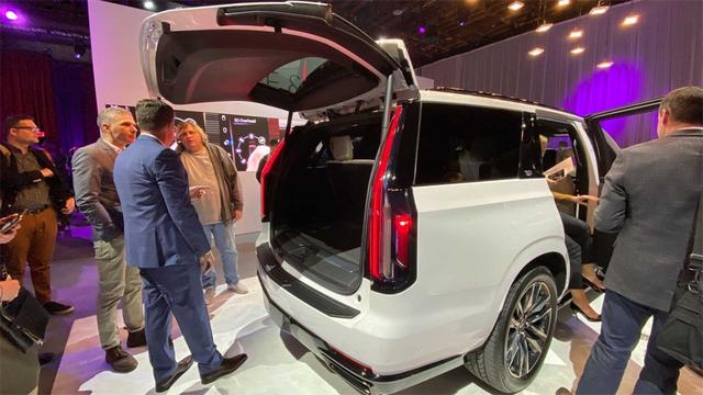 这才叫美式豪车,全新一代2021款凯雷德,网友表示:车大,像船