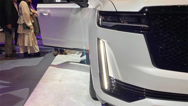 这才叫美式豪车,全新一代2021款凯雷德,网友表示:车大,像船