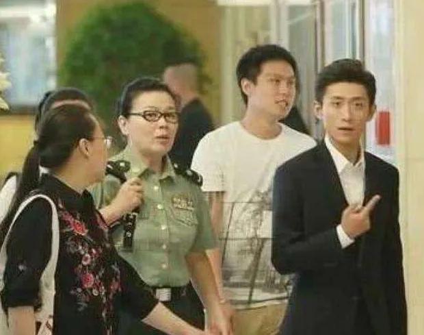 以为自己很红,上厕所带2排保镖“护驾”张一山一脸懵:这谁啊?