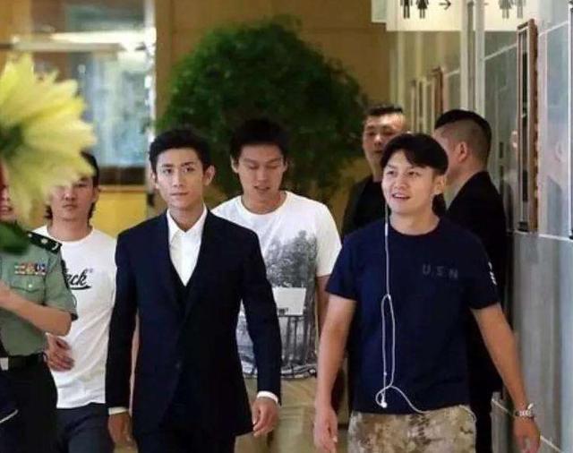 以为自己很红,上厕所带2排保镖“护驾”张一山一脸懵:这谁啊?