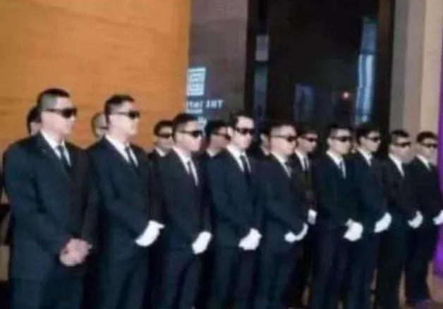 以为自己很红,上厕所带2排保镖“护驾”张一山一脸懵:这谁啊?