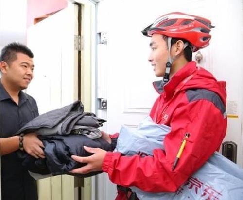 京东的第一个快递员，刘强东承诺5年买房，现在过的怎样？