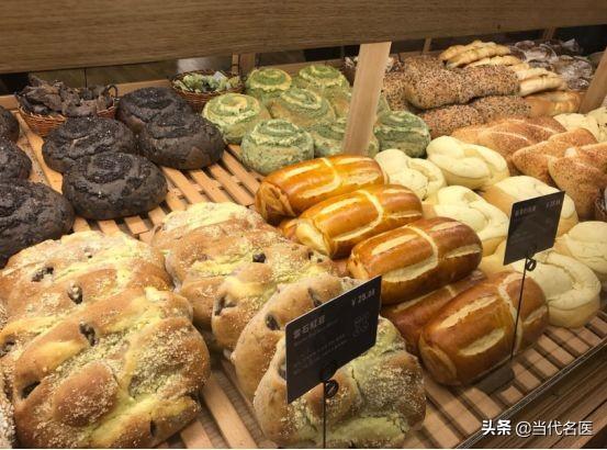 远离脑中风,记住少吃4种"诱发"的食物,中风不敢发作