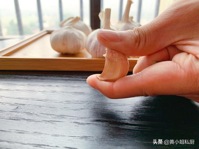 大蒜容易干瘪发芽坏掉,原来这些储存方法很多人不知道,先收藏了