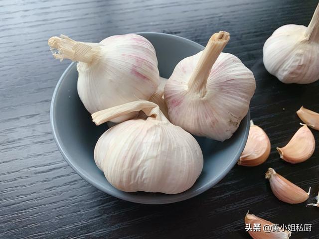大蒜容易干瘪发芽坏掉,原来这些储存方法很多人不知道,先收藏了