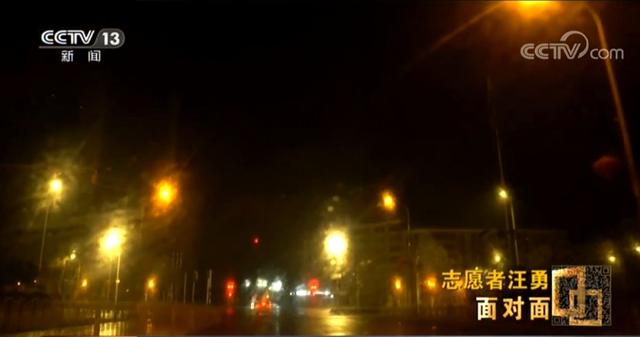 被公司“连升三级”的快递小哥,过去一个月到底做了什么?