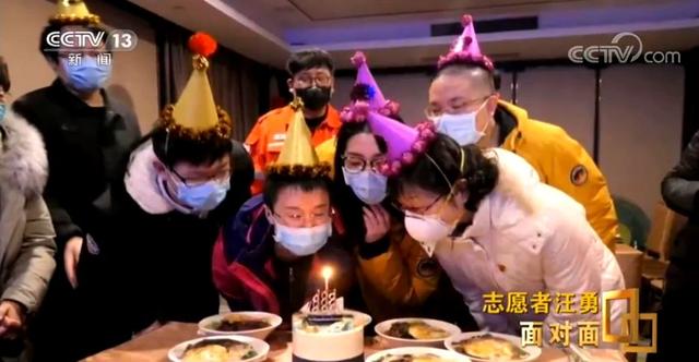 被公司“连升三级”的快递小哥,过去一个月到底做了什么?