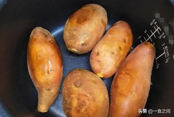 不用烤箱不加一滴水,也能做烤红薯?直接把红薯放进电饭煲,出锅