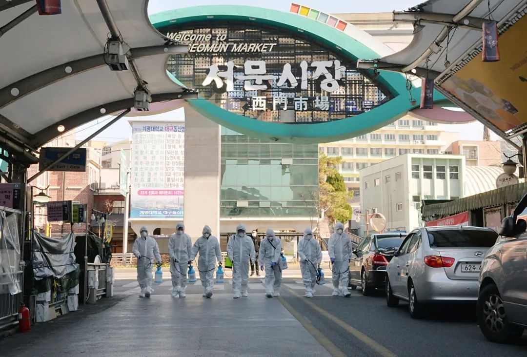 ▲2月23日,在韩国大邱,受疫情影响而临时休业的商家工作人员在西门市场进行防疫消毒。(新华社/纽西斯通讯社)