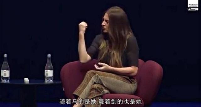 你看过刘亦菲的腹肌吗?《花木兰》导演给了她这样的评价