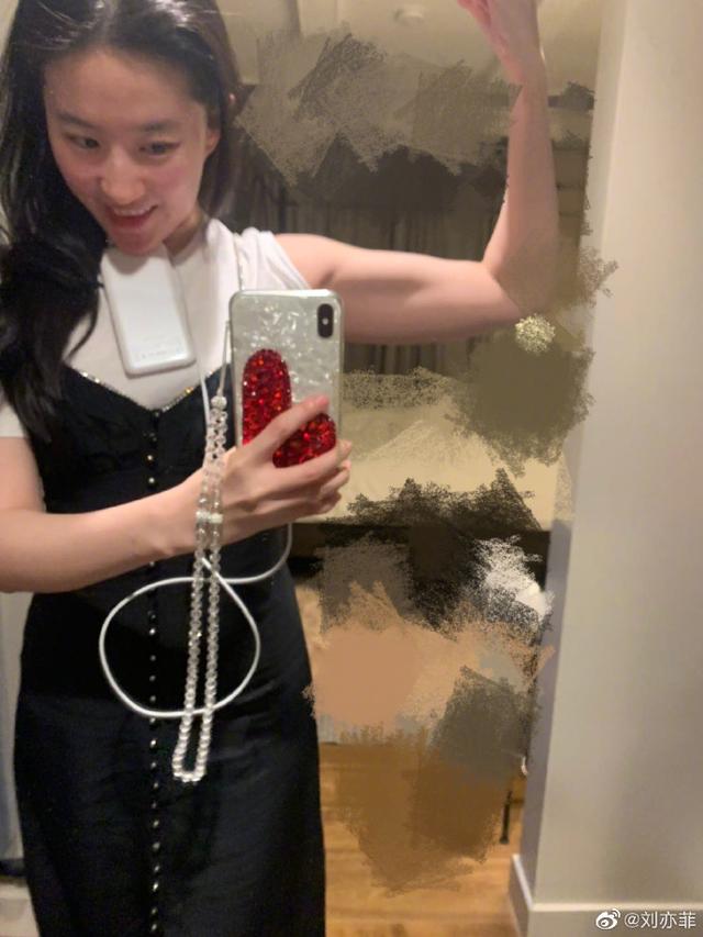 你看过刘亦菲的腹肌吗?《花木兰》导演给了她这样的评价