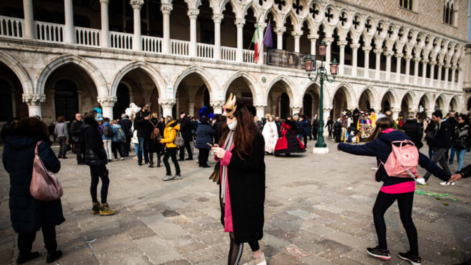 图注：2020年2月23日，由于担心冠状病毒感染，意大利威尼斯的一名女性戴上了防护口罩。以前的狂欢节由于意大利北部爆发冠状病毒而暂停。图片来源：NurPhoto