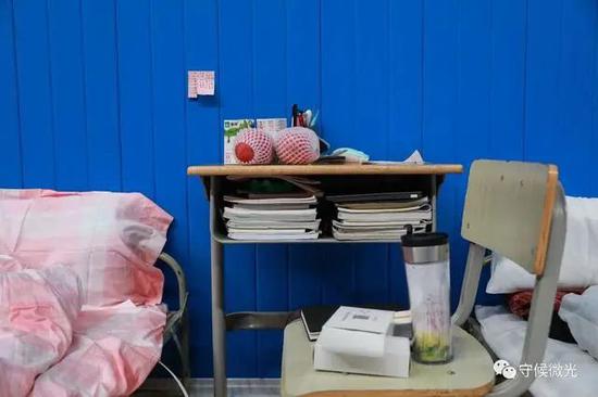 2月21日，武汉市洪山体育馆方舱医院，一名高三学生患者桌子里放满书本。中青报·中青网记者鲁冲/摄