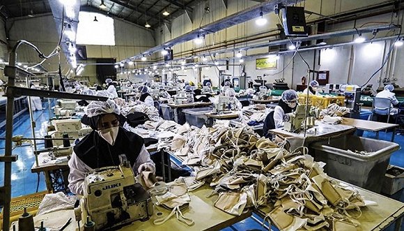 军方工厂生产口罩。图片来源：Twitter