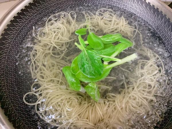 它是四川有名的小吃,火爆之时比螺蛳粉受欢迎,如今客人却不买账