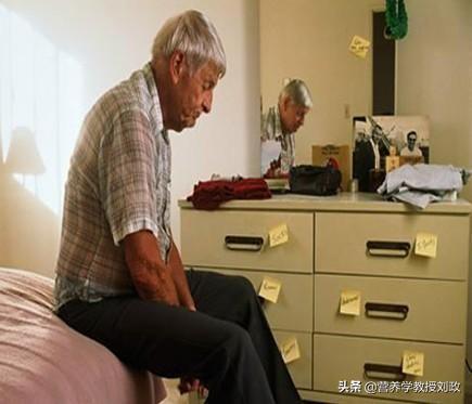 中老年痴呆是慢性病,应及早预防,从平衡膳食做起